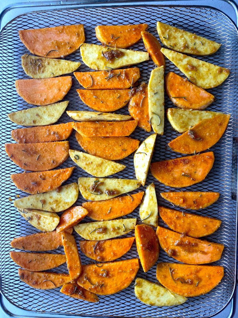 potato wedges played out on air fryer rack